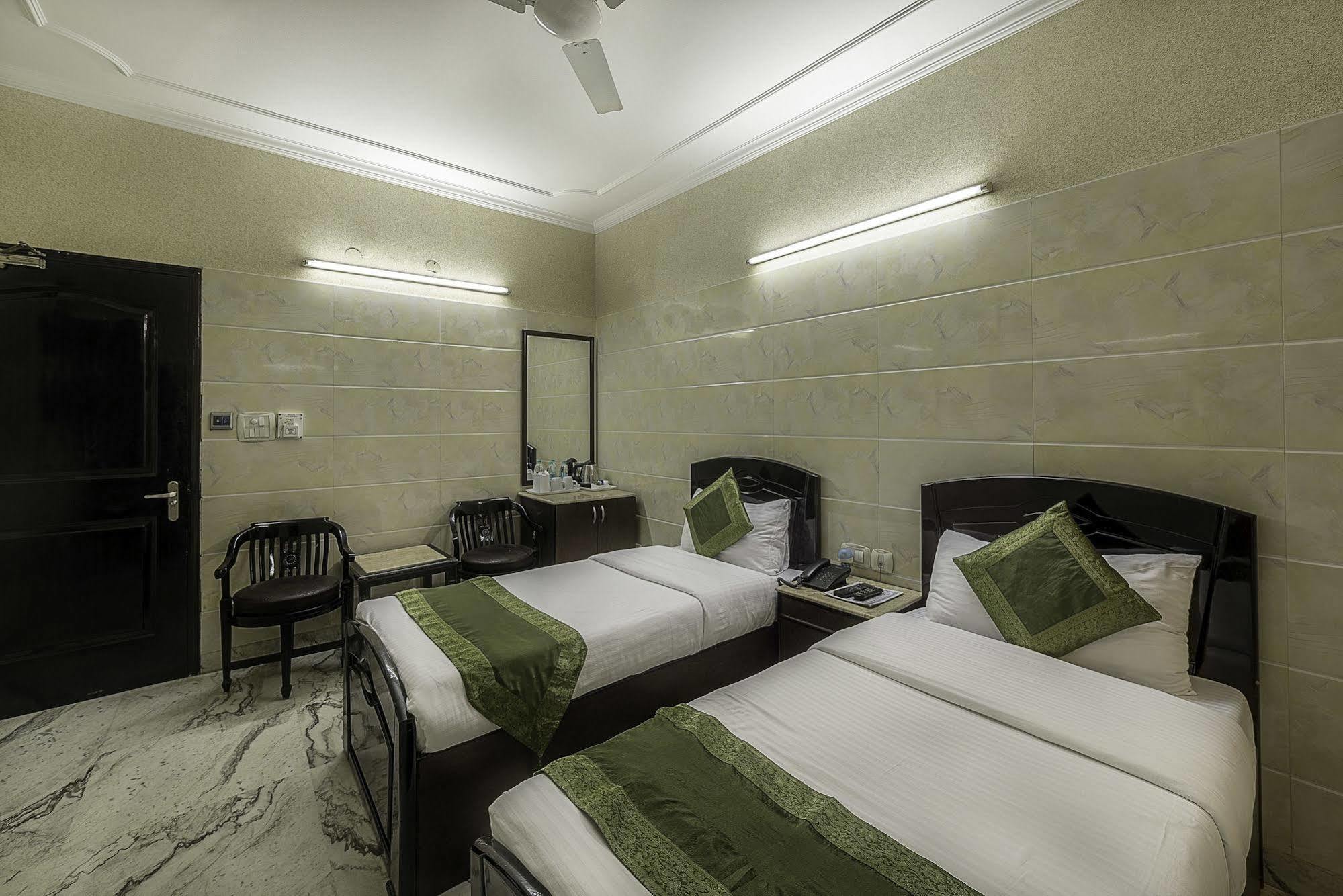 Treebo Trend Singh Sons Karol Bagh Hotel New Delhi Buitenkant foto