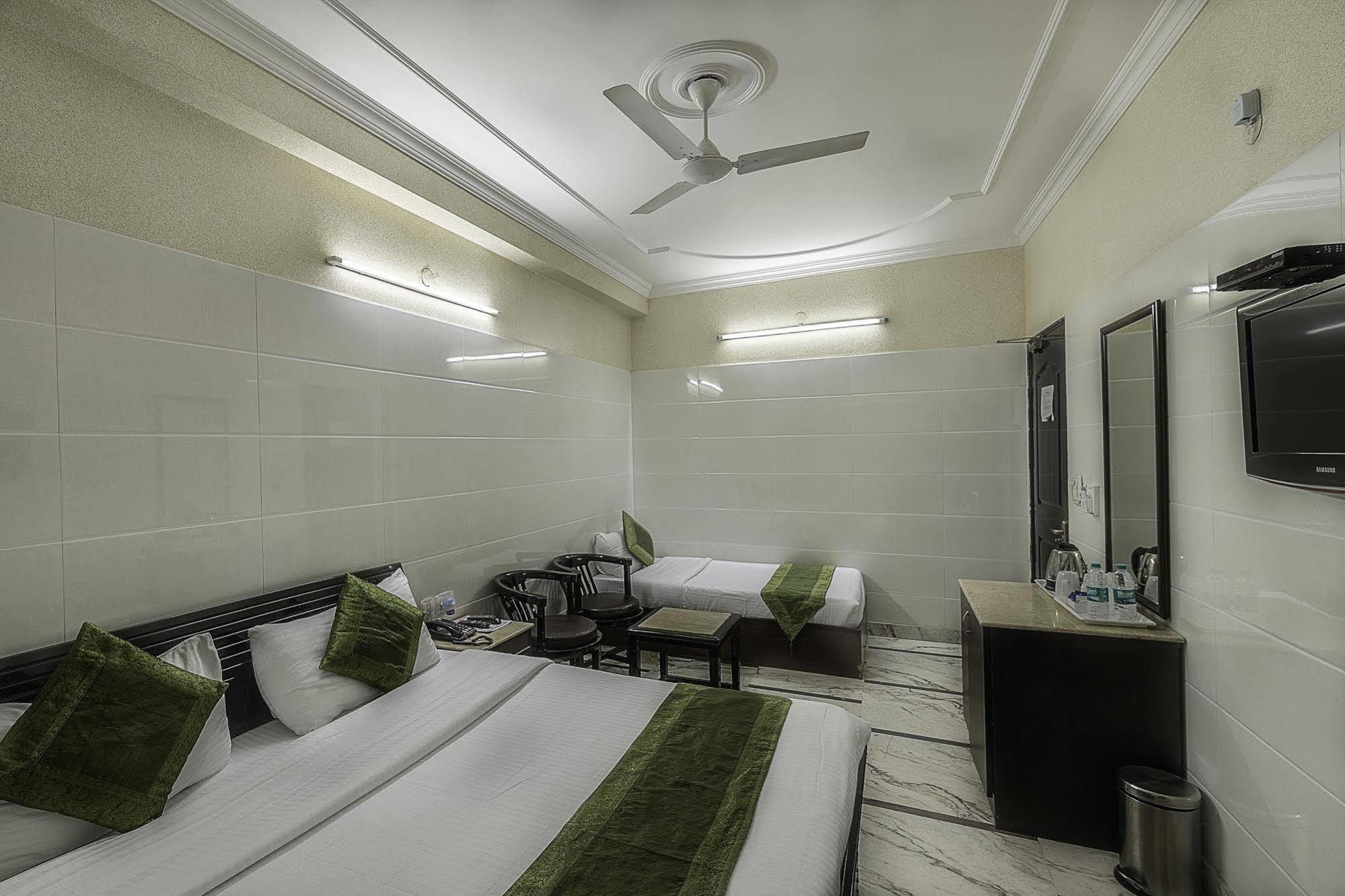 Treebo Trend Singh Sons Karol Bagh Hotel New Delhi Buitenkant foto