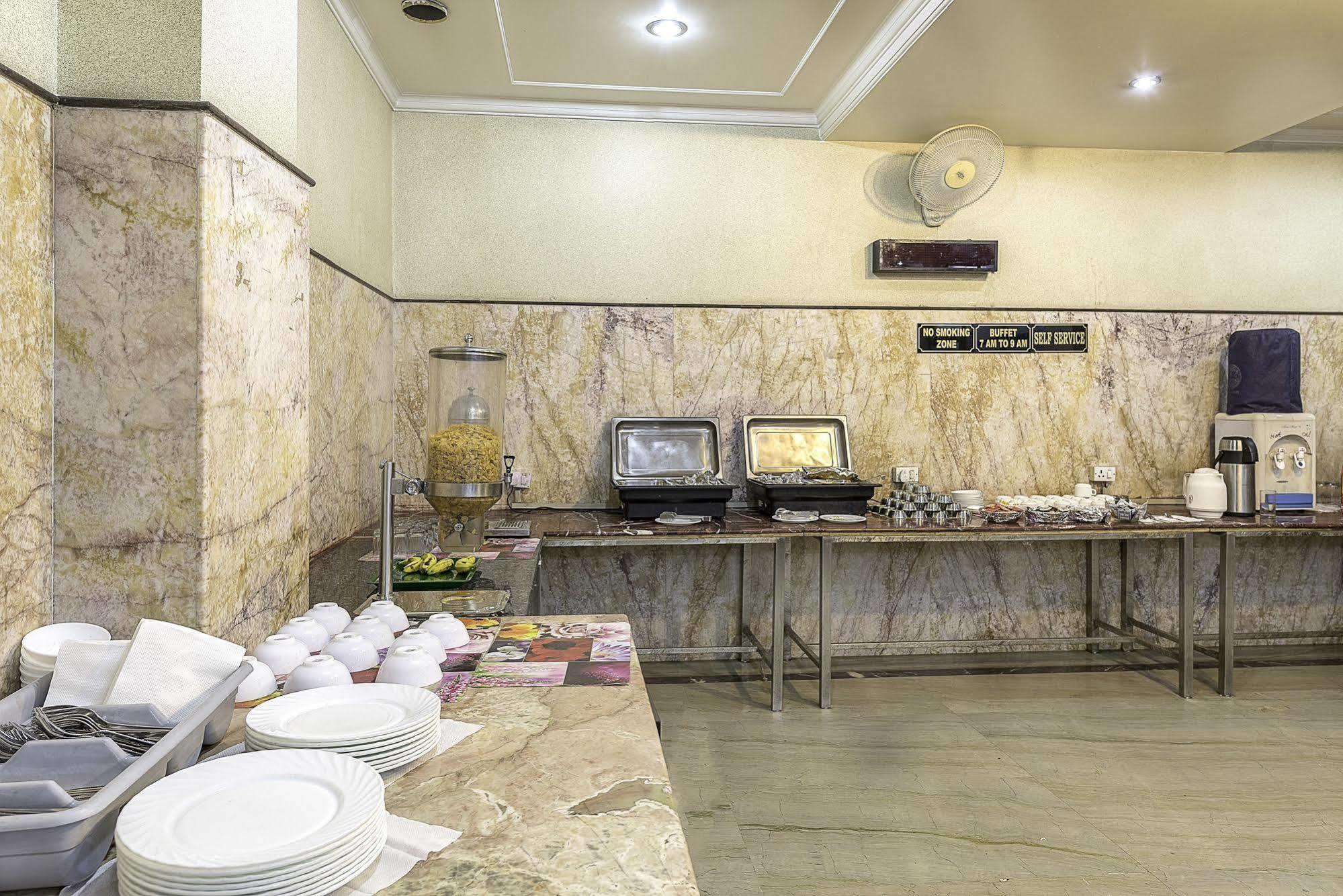 Treebo Trend Singh Sons Karol Bagh Hotel New Delhi Buitenkant foto